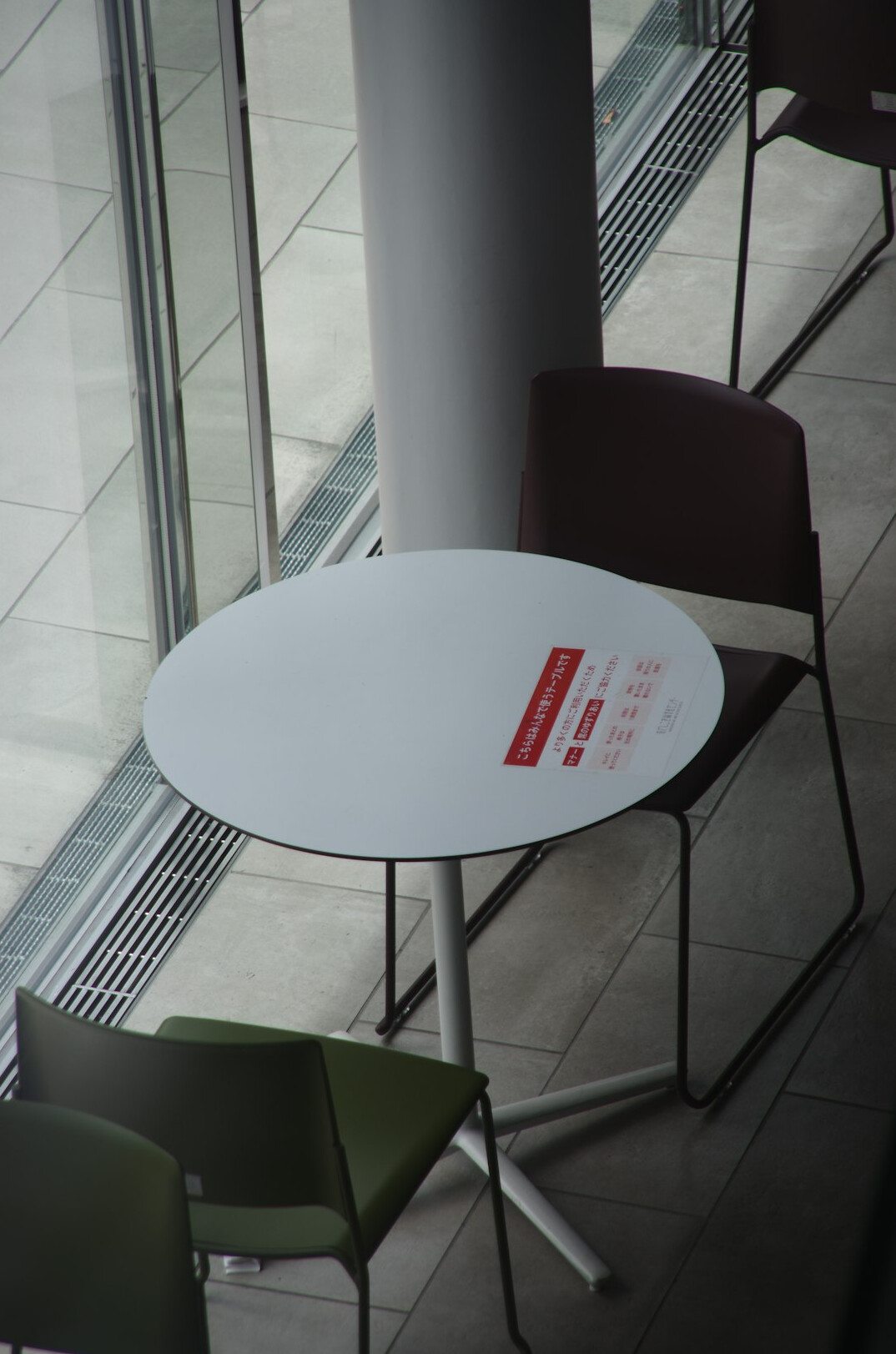 Round table with notebooks and pens prepared for a focus group session